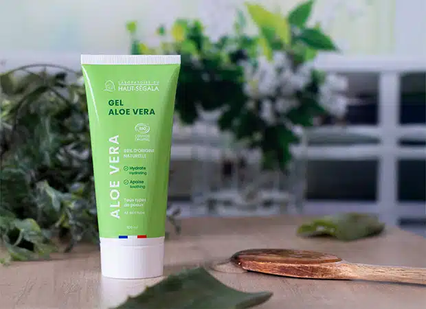 Tube de Gel Aloe Vera biologique 150ml du Laboratoire Haut-Ségala, posé sur une table en bois.