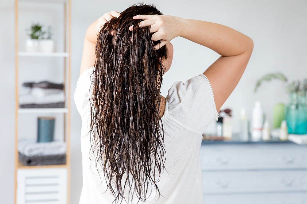 cheveux mouillés