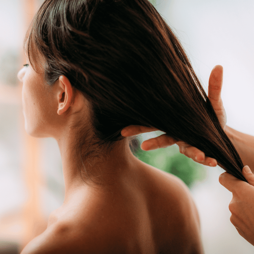 Bain d'huiles sur les cheveux