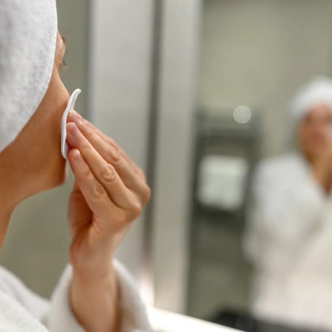 Photo ambiance d'un démaquillage du visage