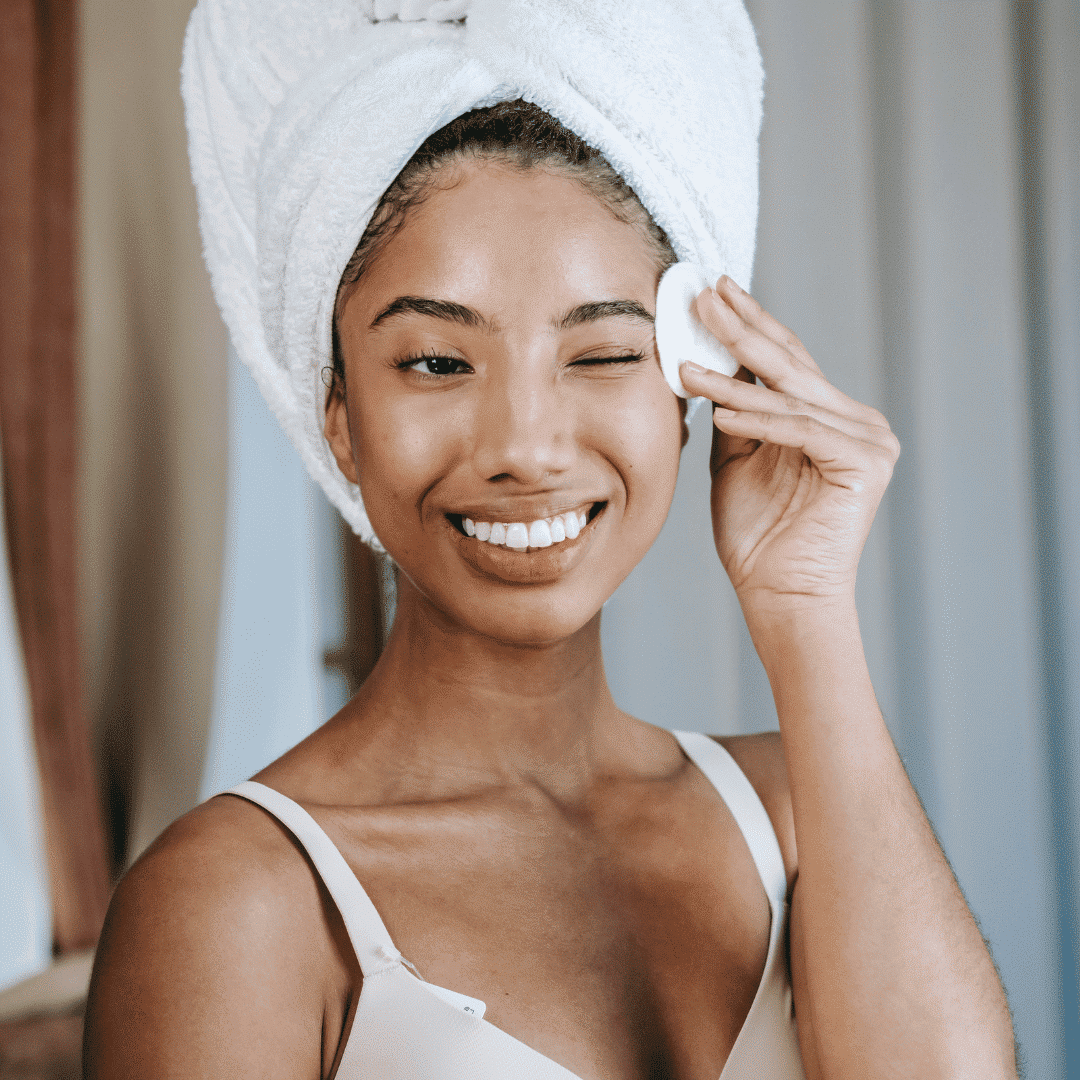 femme qui se démaquille