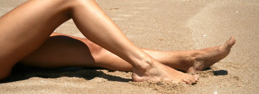 Jambes nues sur la plage