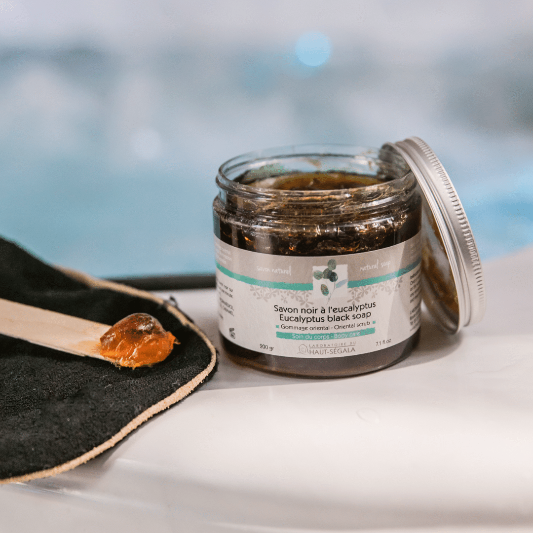 Purifiez votre peau et préparez-la au bronzage avec notre savon noir à l'eucalyptus.