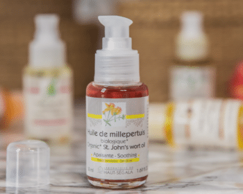 Flacon d'huile de millepertuis biologique, un soin apaisant pour réparer la peau après une exposition au soleil.