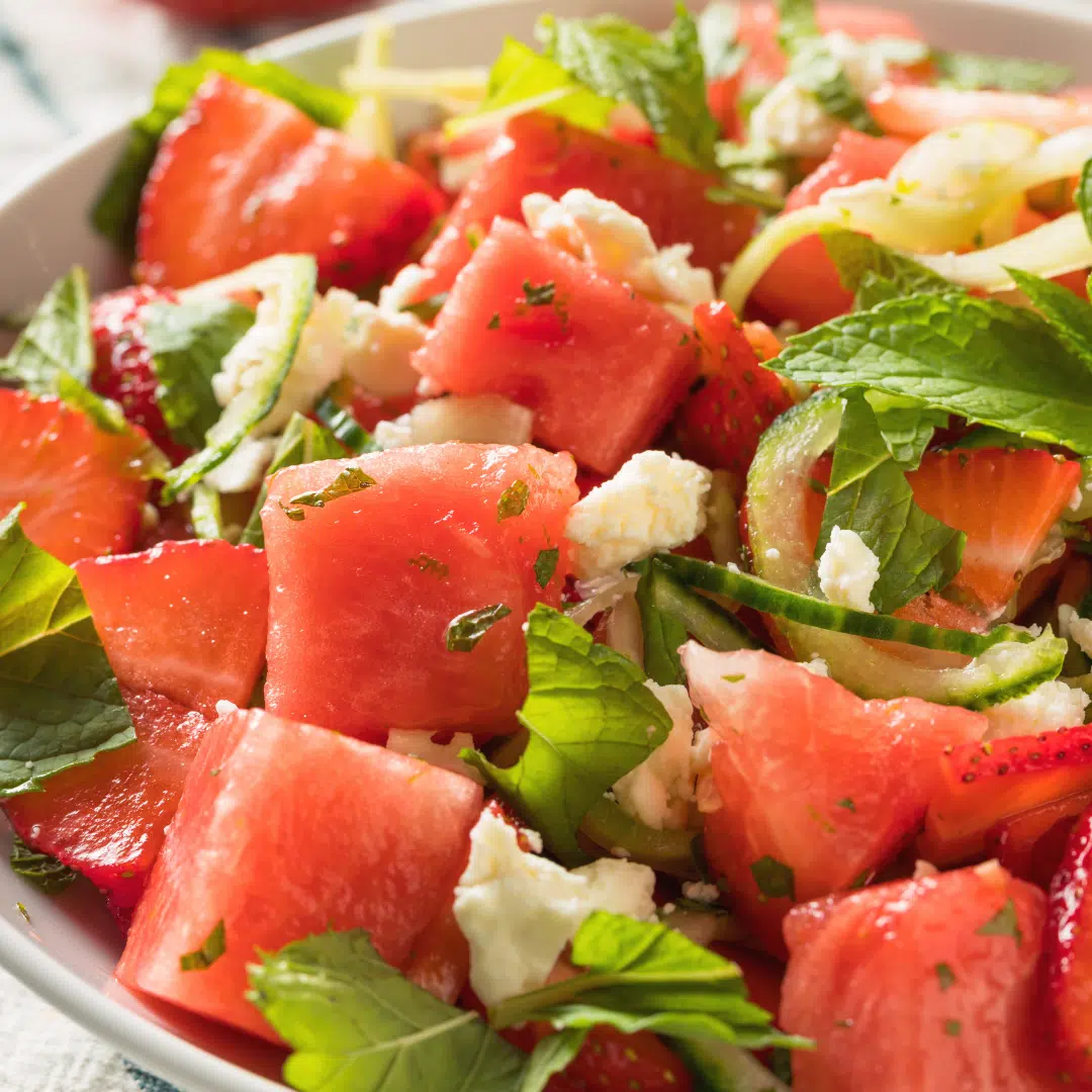 Gros plan sur une salade de pastèque, idéale pour apaiser et réhydrater la peau après une exposition au soleil.