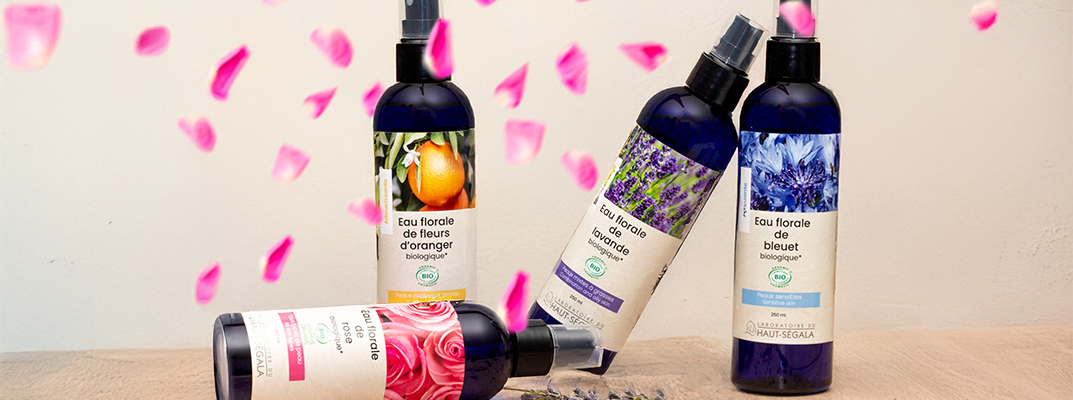 Gamme d'eaux florales bio en flacons bleus du Laboratoire Haut-Ségala.