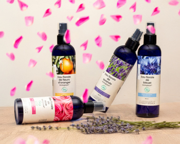 Gamme d'eaux florales bio en flacons bleus du Laboratoire Haut-Ségala.