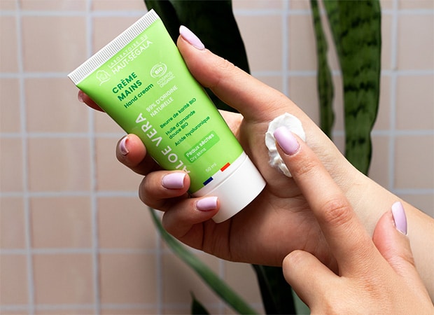 Tube de crème mains biologique Haut-Ségala. Soin hydratant et réparateur pour les mains sèches.