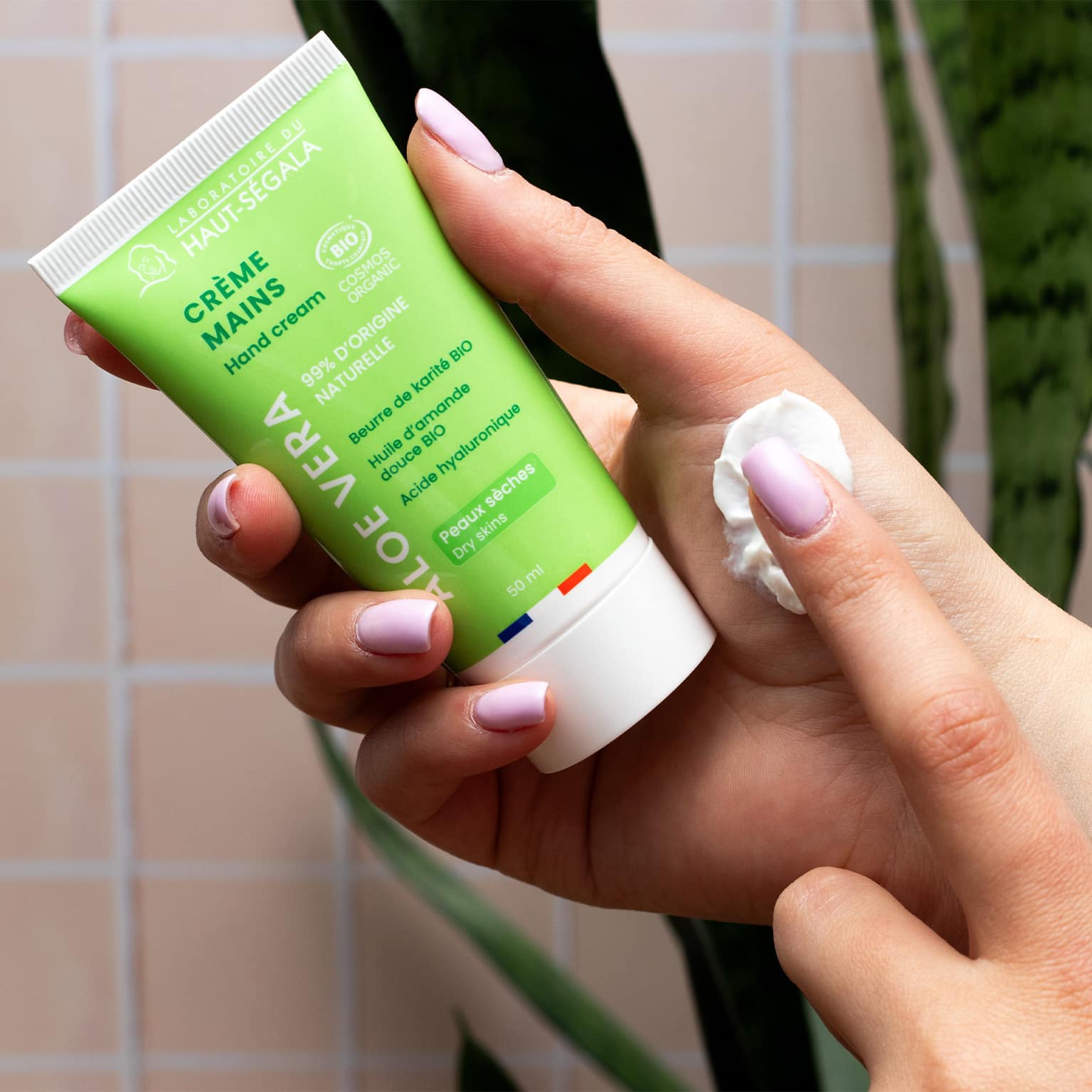 Tube de crème mains biologique Haut-Ségala. Soin hydratant et réparateur pour les mains sèches.