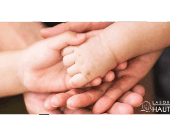 Mains d'adultes et d'un enfant superposées, symbolisant la protection et la douceur des soins du Laboratoire Haut-Ségala pour la famille.