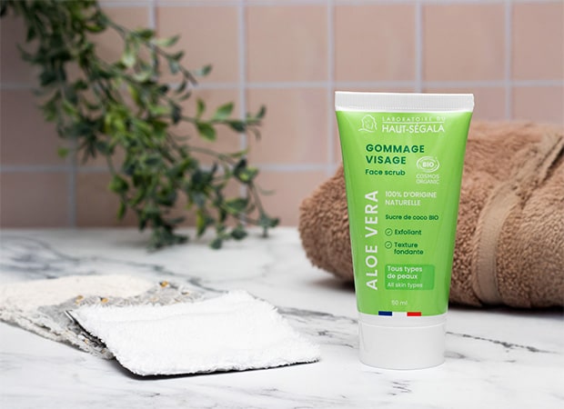 Pot de gommage visage biologique Haut-Ségala. Exfoliant naturel pour une peau douce et éclatante.
