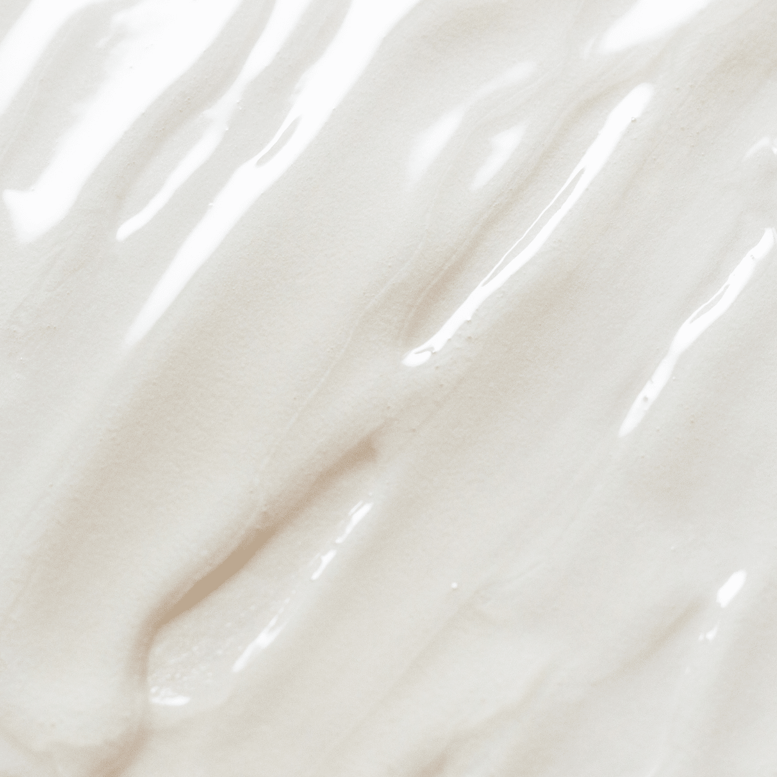 Gros plan sur la texture crémeuse et onctueuse d'un masque visage biologique Haut-Ségala.