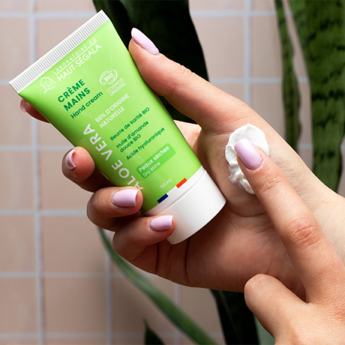 Slider promotionnel montrant un tube de crème mains biologique Haut-Ségala, pour l'hydratation et la protection des mains.