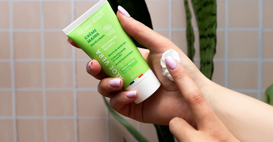 Slider promotionnel montrant un tube de crème mains biologique Haut-Ségala, pour l'hydratation et la protection des mains.